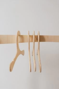 Abricotine Cintres De Bois