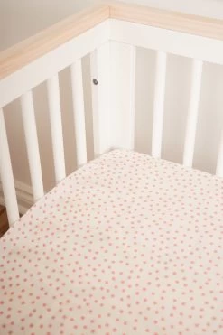 Lil North Co. Drap Contour De Bassinette Blush Dots -Enfant Périphériques Magasin lil north co drap contour de bassinette blush dots 3
