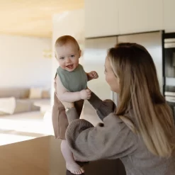 Mushie Bavoir Muslin Roman Green/Fog -Enfant Périphériques Magasin mushie bavoir muslin roman green fog 2