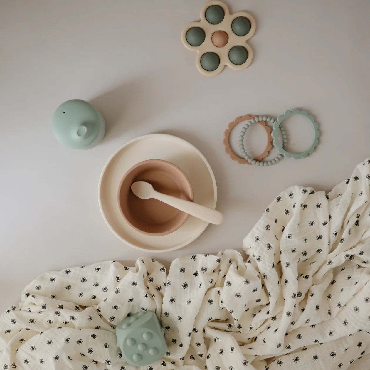 Mushie Couverture En Mousseline Black Daisy 6 Mushie Couverture En Mousseline Black Daisy – Image 4