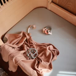 Mushie Drap Contour De Bassinette En Cotton Extensible Roman Green -Enfant Périphériques Magasin mushie drap contour de bassinette en cotton extens 2