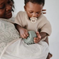 Mushie Ensemble De Dés à Presser Dried Thyme/Natural -Enfant Périphériques Magasin mushie ensemble de des a presser dried thyme natur 1