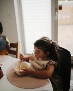 Mushie Napperon En Silicone Blush -Enfant Périphériques Magasin mushie napperon en silicone blush 2