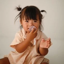 Mushie Suce Frigg Daisy Cappuccino -Enfant Périphériques Magasin mushie suce frigg daisy cappuccino 2