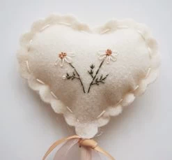 The Wooly Canvas Baguette Coeur Daisies -Enfant Périphériques Magasin the wooly canvas baguette coeur daisies 2